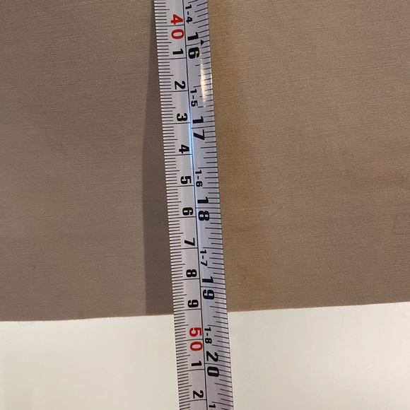 Banana Republic cream colour skirt. 19 inches long. Zip in the back. 2 pockets. - Picture 4 of 5